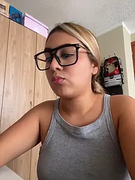 Chatroom XXX en direct de Miabonnett_