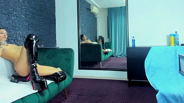 MissVelouraX Webcam show