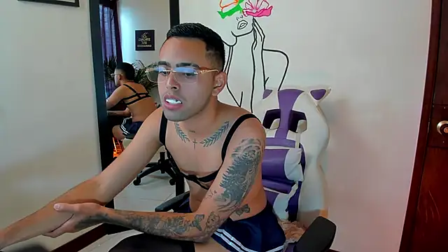 Show modela JuanManuelGate na web-kameri