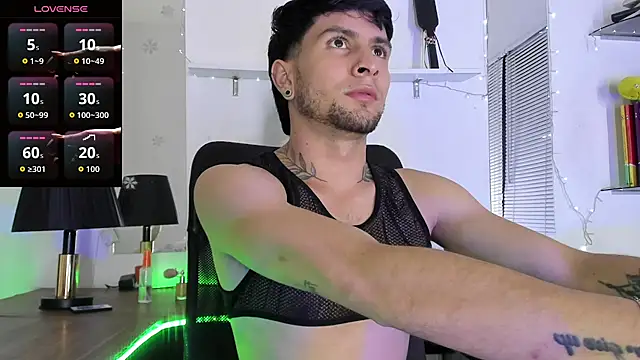 Show modela StefanoBigCock na web-kameri