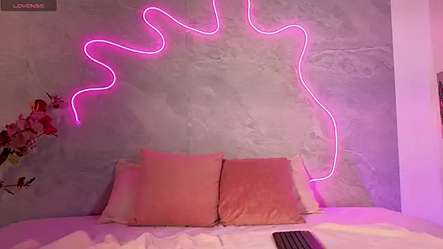 EmilyWhite1 live XXX chat