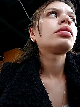 _Isabella-7's Live Chat Room