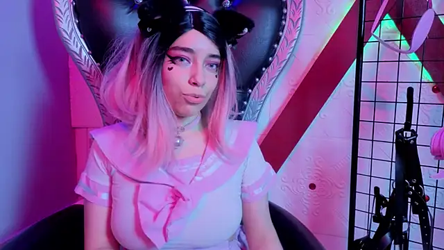 XXX chat uživo modela Kira-Yuzu