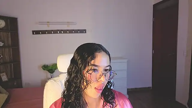 Chat +18 de Renaxi_Smith ao vivo