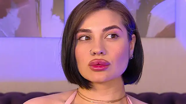 AdrianaToress Chat XXX in diretta