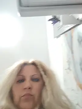 Divineblond Adlı Modelin Canlı XXX Sohbeti