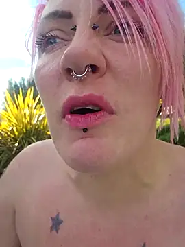 PinkTheHawk Chat XXX in diretta