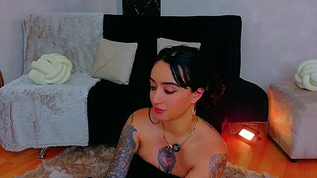 EmmyEvans1 Adlı Modelin Canlı XXX Sohbeti