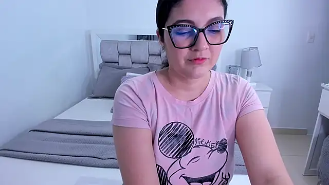 Camilaa_bueno's Live XXX Chat