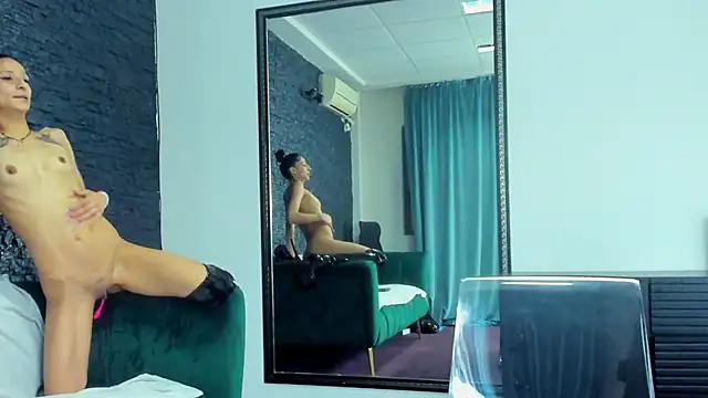 MissVelouraX Webcam show