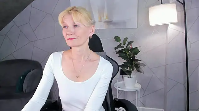 Julie_Lucas' Live XXX Chat