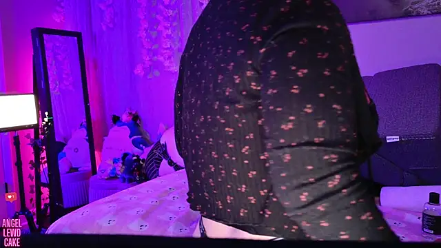 Angel-Lewd-Cake Adlı Modelin Canlı XXX Sohbeti