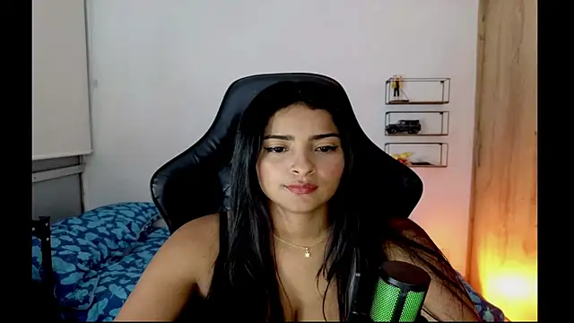 Yues050600's Live XXX Chat