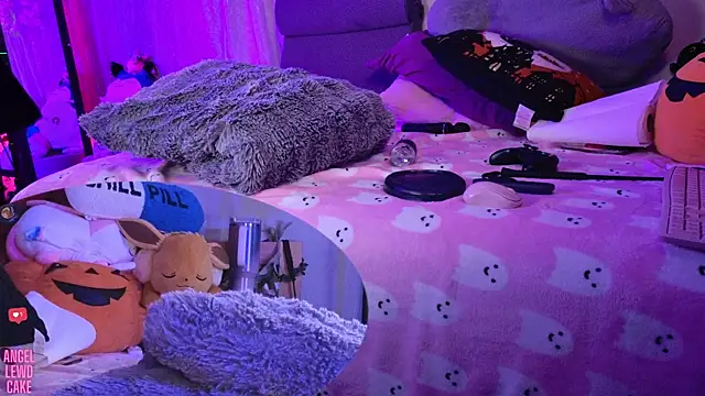 Pokazy przed kamerką – Angel-Lewd-Cake