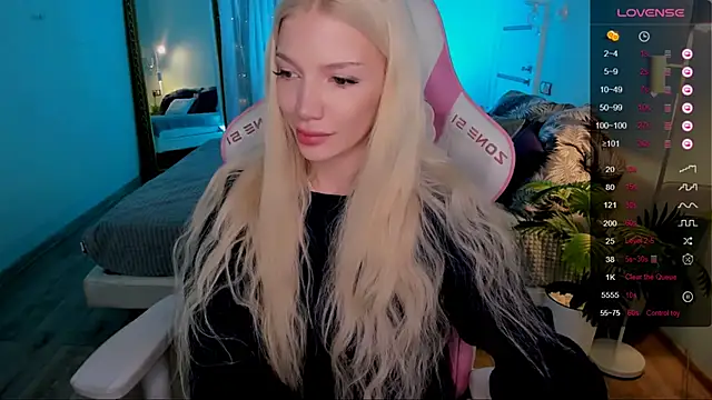 AnyaTaylor_ Show in webcam