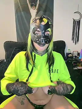 MaskedMamiXXX Show in webcam