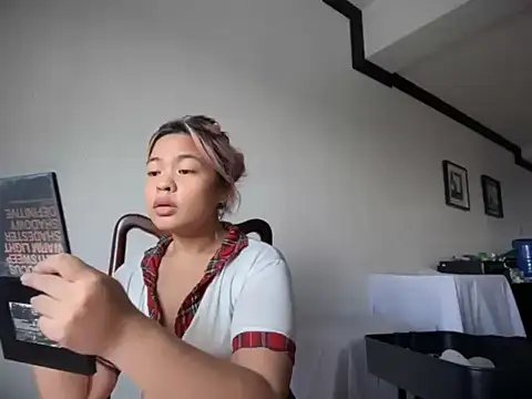 Chat +18 de Tina_Slick ao vivo