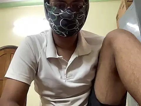 Slave_Aryan: διαδικτυακό σόου στην κάμερα