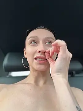 Show modela ElizaFi na web-kameri