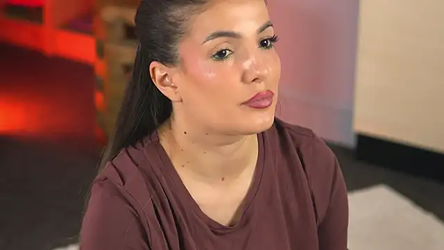 KellyMathews Adlı Modelin Canlı XXX Sohbeti