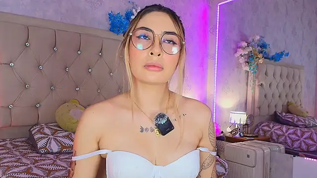 nini_love01 Adlı Modelin Web Kamerası Şovu