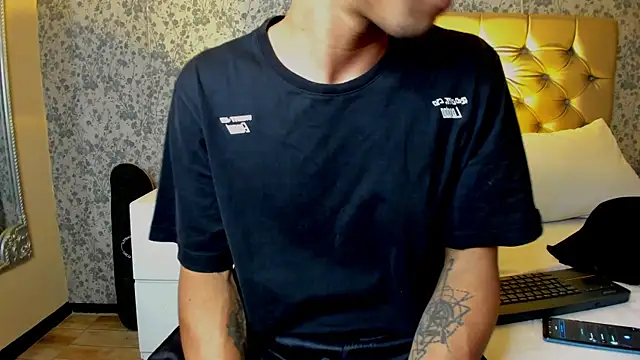 XXX chat uživo modela NoaahTylor