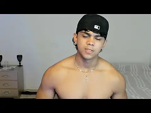 noahprada's Live XXX Chat