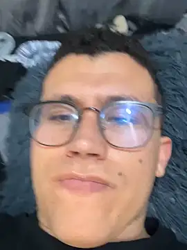 Kurtxxx22 Adlı Modelin Canlı XXX Sohbeti