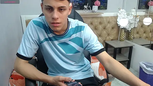 Show modela Ethanx18_ na web-kameri