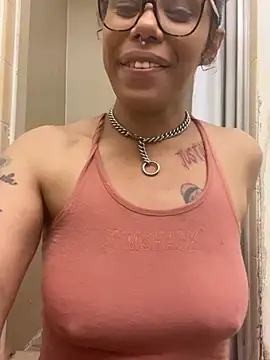 Desirae_Luciano élő XXX-chatje