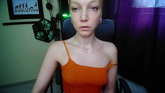 EmillyPlay élő XXX-chatje