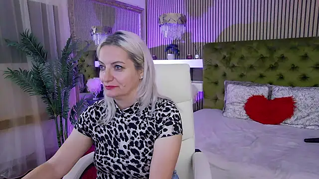 LadyTouch Adlı Modelin Canlı XXX Sohbeti