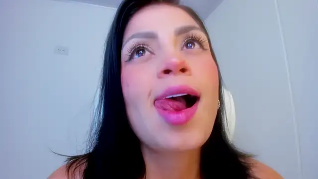 dominique_21 Adlı Modelin Canlı XXX Sohbeti
