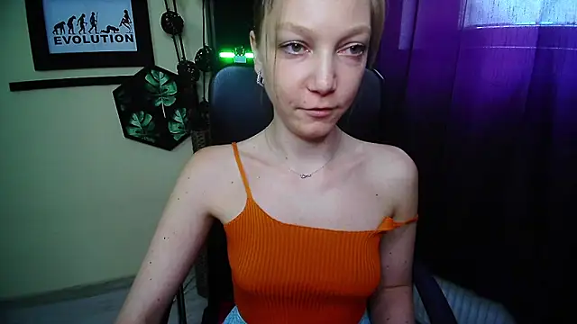 EmillyPlay Adlı Modelin Canlı XXX Sohbeti