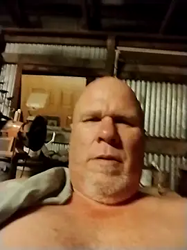 Reddog833 Show in webcam