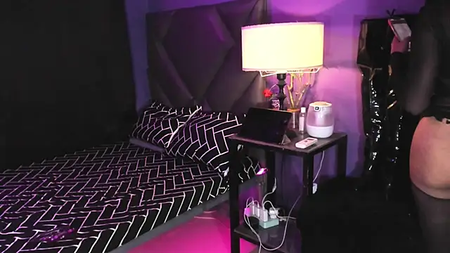MaxxineMorenaTs Webcam Show