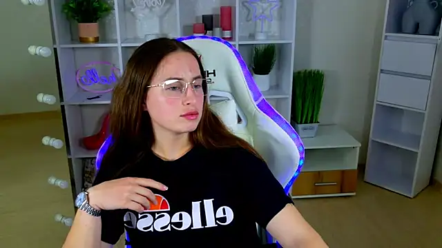 Chat +18 de NadinnL ao vivo
