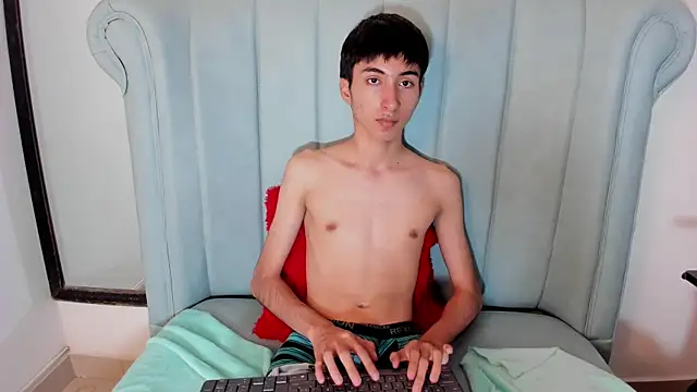 Show modela LittleNerd18 na web-kameri