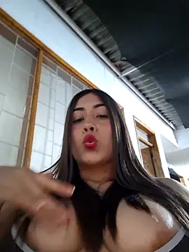 Maralains élő XXX-chatje
