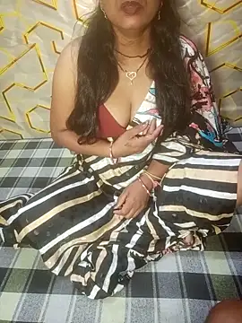 Juli_80's Live XXX Chat