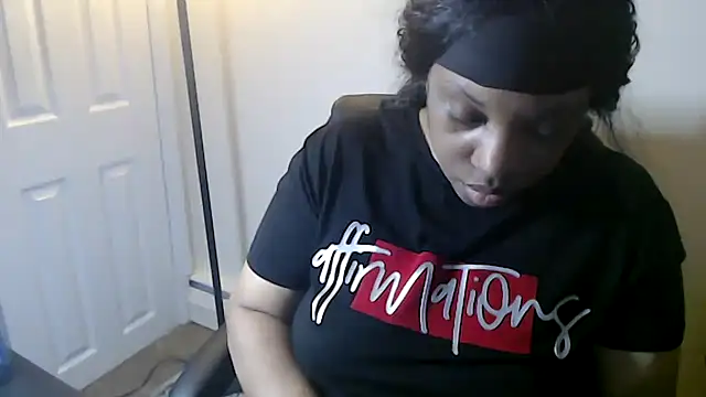 Chat +18 de Sexymona1218 ao vivo
