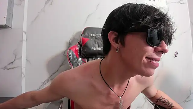 Show modela NoahEclipse_ na web-kameri