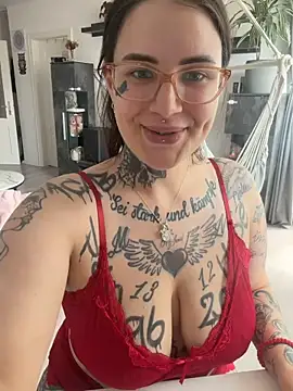 NyxTattoo Adlı Modelin Canlı XXX Sohbeti