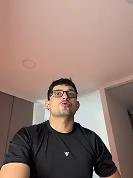 Show modela TroyeSavage na web-kameri