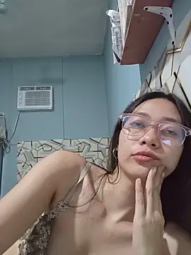 urnaughty_creamypie élő XXX-chatje