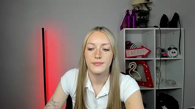 EvelynBlond: διαδικτυακό σόου στην κάμερα