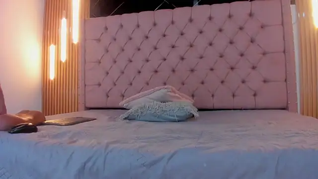 AinaPink's Live XXX Chat