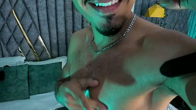 Show modela NicolaiKarav na web-kameri