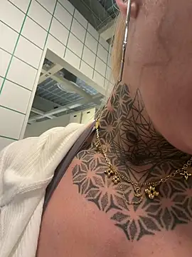 Chat XXX en directo de Lara-CumKitten