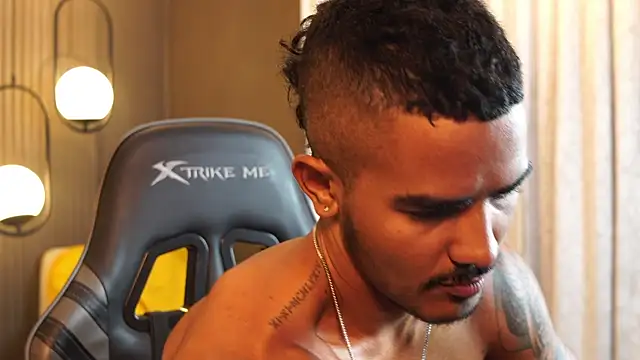 Czat XXX na żywo – Reik_Vonn